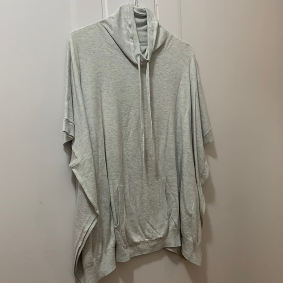 Sweatshirt/ poncho-soft - Picture 1 of 5